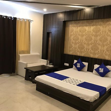 Hotel City Palace Уджайн Екстериор снимка
