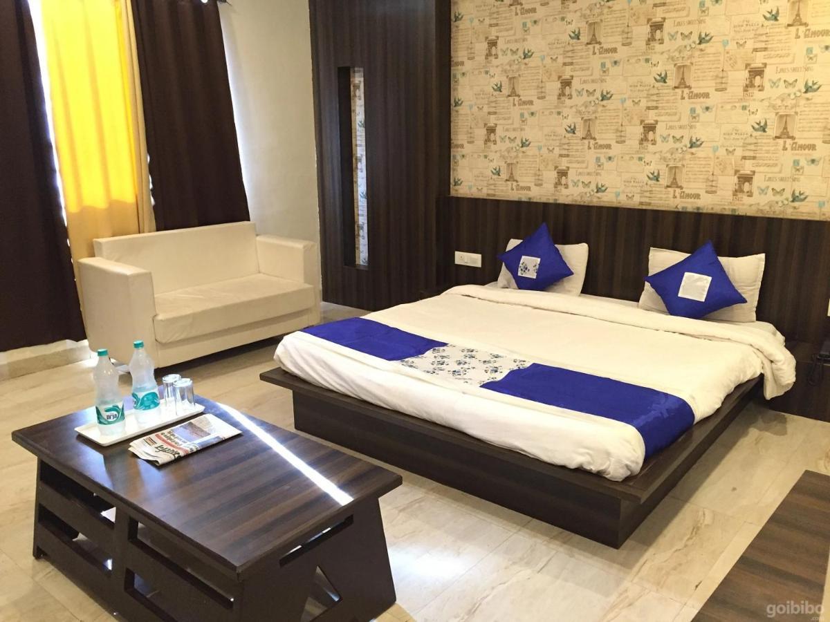 Hotel City Palace Уджайн Екстериор снимка