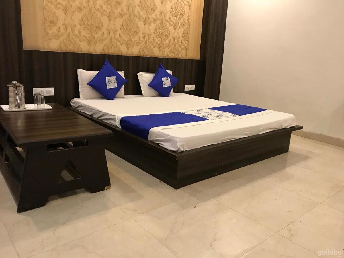 Hotel City Palace Уджайн Екстериор снимка
