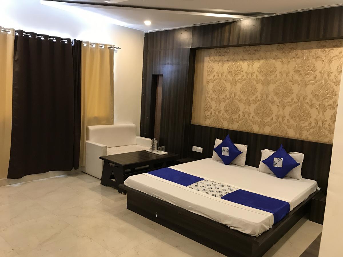 Hotel City Palace Уджайн Екстериор снимка
